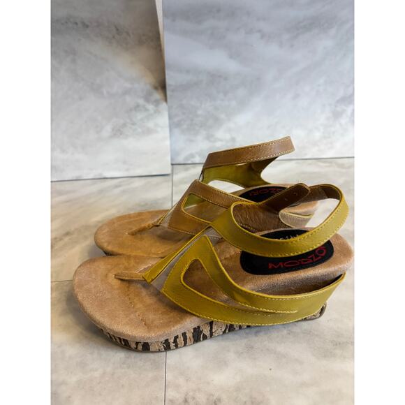 Modzori Zoey Women's Mid Wedge Reversible Sandal Mustard Beige Size 6 - Picture 1 of 6